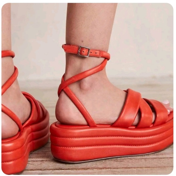 NWOT Free People Harper
Flatform Chunky Pink Platform
Sandals - Picture 6 of 6